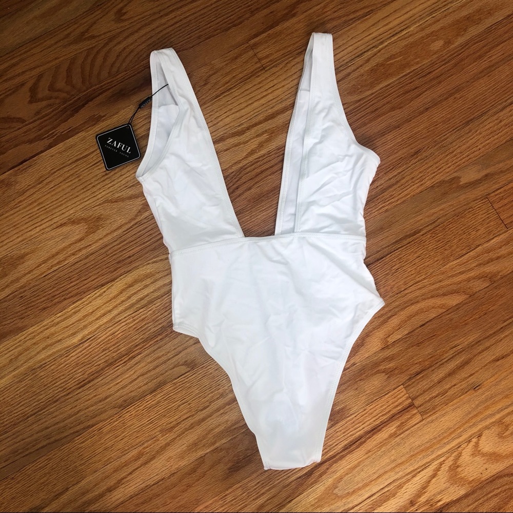 🔥 Small white bathing suit, with tags
